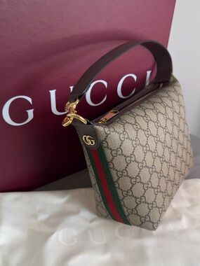 Gucci Beige GG Supreme Canvas Shoulder Bag with Green-Red Web